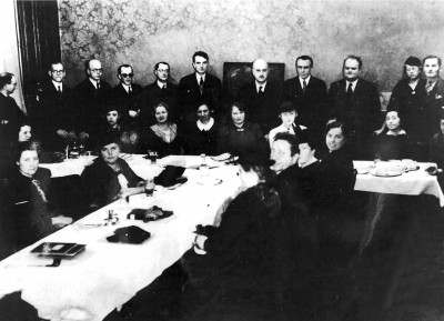 Na fotce členové Universalie. V zadní řadě zcela vlevo J.Š. Kmínek. Ve stejné řadě šestý zleva Stanislav Kužel, jako sedmý Oldřich Eliáš, Pierre de Lasenic a Jan Kefer..jpg