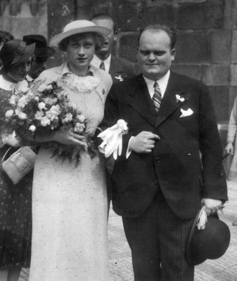 Novomanželé Keferovi. Uprostřed Ludvík Hirsch..jpg